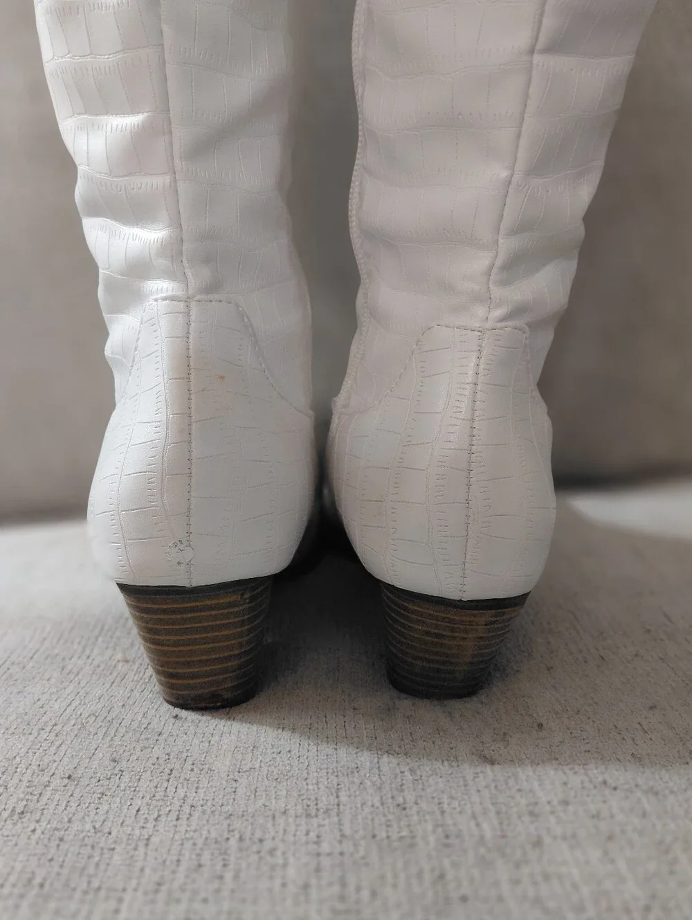 White Croc-Embossed Knee-High Western Boots Size 6.5 Cowgirl Boots - Picture 8 of 13